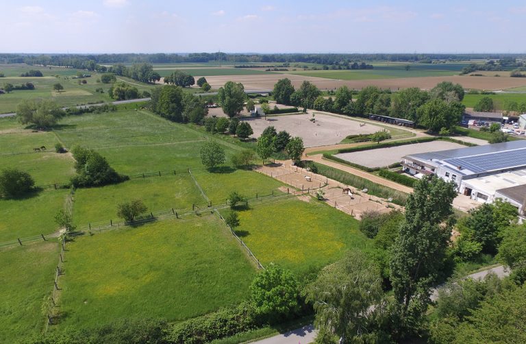Luftaufnahme der Reitanlage in Bensheim mit Reitplätzen, Halle und Koppeln